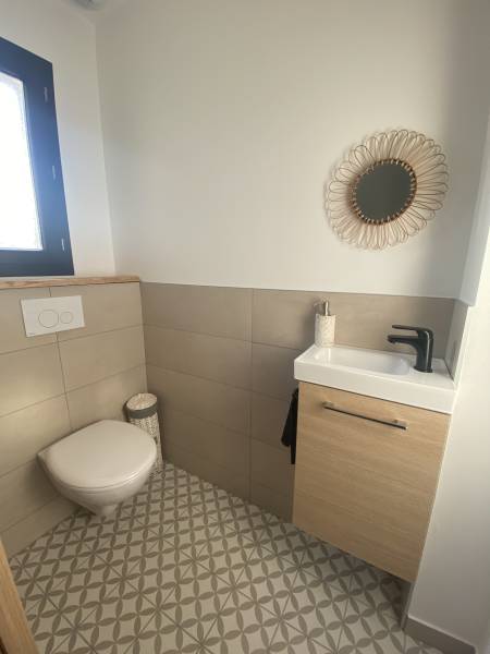 Réalisation d'une installation d'un Carrelage WC cocooning avec un ensemble meuble et vasque à Castillon-la-Bataille proche de Libourne
