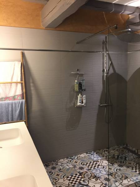 Salle de bain contemporaine avec des imitations carreaux ciment à Saint Seurin sur L'Isle proche Coutras