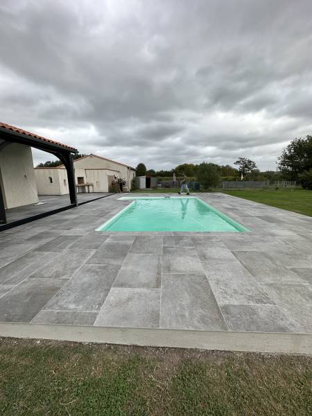 Carrelage tour de piscine imitation béton à Izon, à proximité de Saint-Sulpice-et-Cameyrac