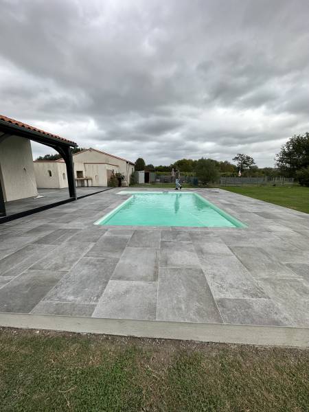 Carrelage tour de piscine imitation béton à Izon, à proximité de Saint-Sulpice-et-Cameyrac