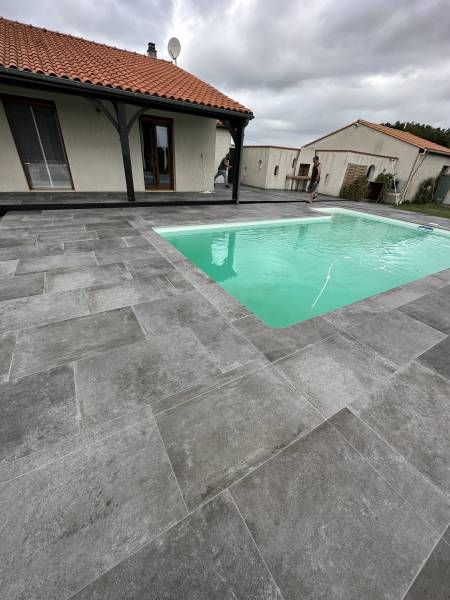 Carrelage tour de piscine imitation béton à Izon, à proximité de Saint-Sulpice-et-Cameyrac