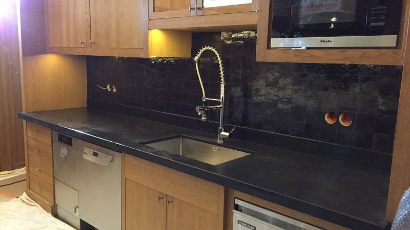 Pose de zellige dans une cuisine à Montpon-Ménestérol