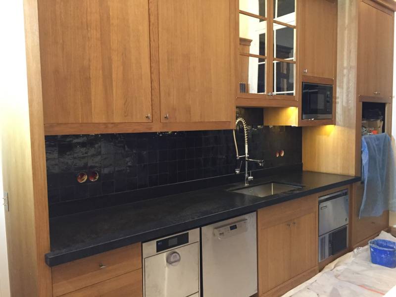 Pose de zellige dans une cuisine à Montpon-Ménestérol