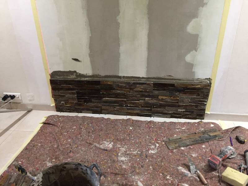 Parement de pierre derrière un poêle à bois à Montpon-Ménestérol