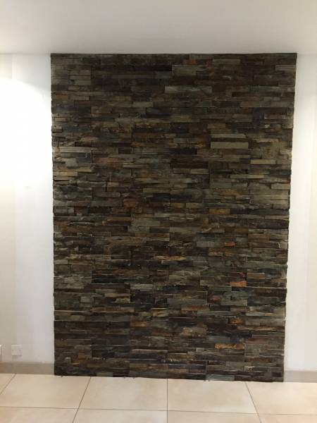 Parement de pierre derrière un poêle à bois à Montpon-Ménestérol