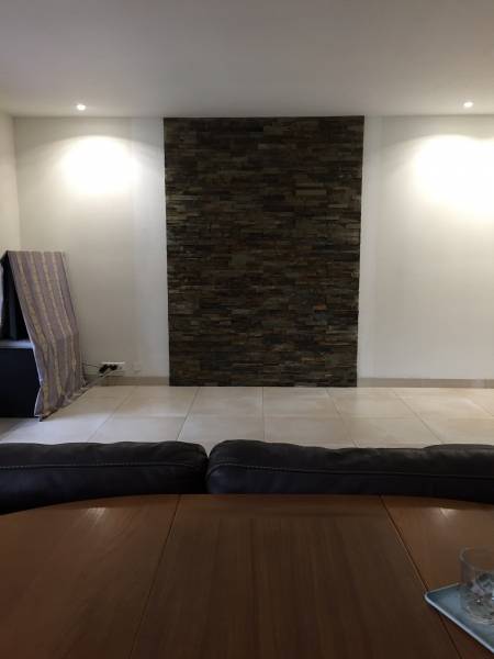 Parement de pierre derrière un poêle à bois à Montpon-Ménestérol