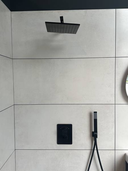 Exposition d'une douche contemporaine et minimaliste avec un effet pluie dans notre showroom à Libourne proche Saint-Emilion