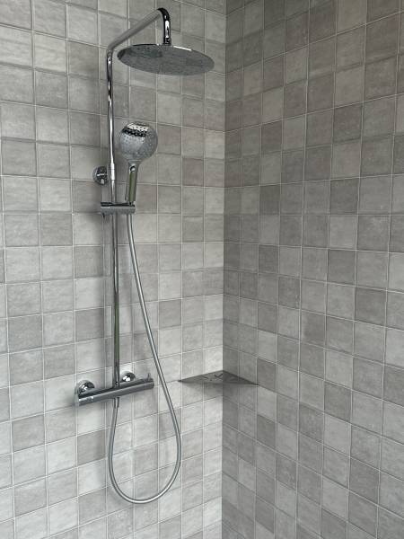 Exposition d'une douche effet pluie avec un esprit industriel et contemporain dans notre magasin à Libourne proche de Castillon-la-Bataille