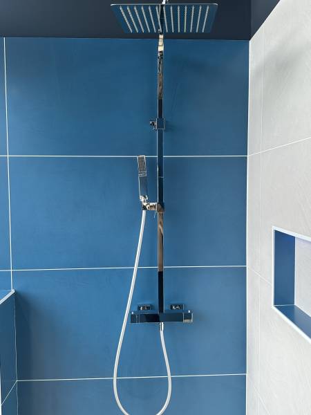 Exposition d'une colonne de douche thermostatique moderne et contemporaine dans notre showroom à Libourne proche de Coutras