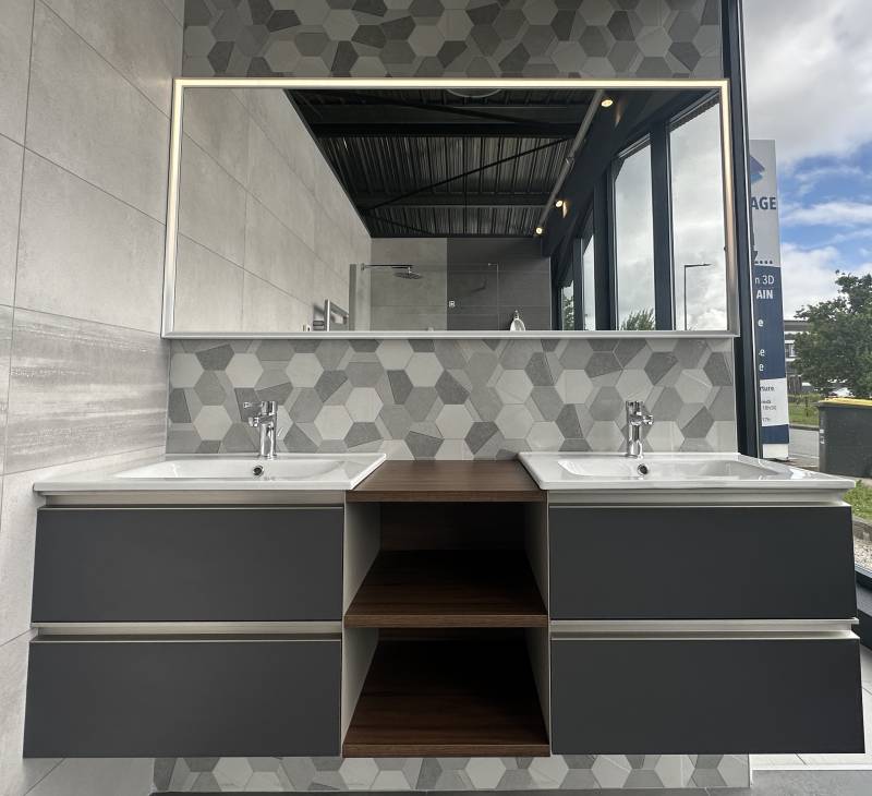 Meuble de Salle de bain suspendu contemporain de 160cm Dans notre showroom à Libourne proche de Saint André de Cubzac