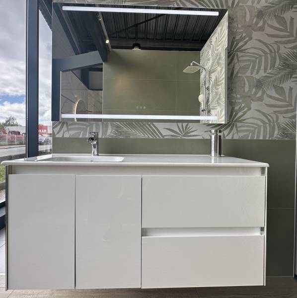 Exposition d'un Plan vasque suspendu 120cm en blanc laqué dans notre showroom à Libourne proche de Vayres