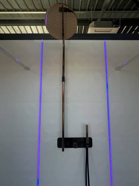 Exposition d'une douche contemporaine avec finitions cuivrées chez Carrelage et Bain de A à Z à Libourne proche d'Izon