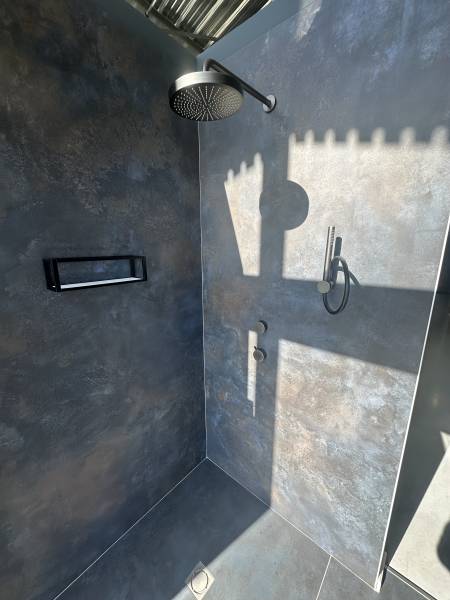 Exposition d'une douche ayant une robinetterie noir mat et d'un receveur chez Carrelage et Bain de A à Z à Libourne proche de Cameyrac