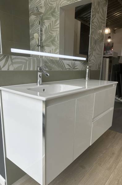 Exposition d'un Plan vasque suspendu 120cm en blanc laqué dans notre showroom à Libourne proche de Vayres