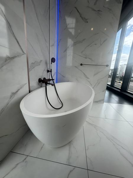Exposition d'une baignoire minimaliste et contemporaine en solid surface dans notre showroom à Libourne proche de Arveyres