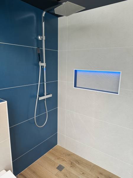 Exposition d'une colonne de douche thermostatique moderne et contemporaine dans notre showroom à Libourne proche de Coutras