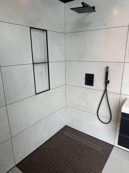 Exposition d'une douche contemporaine et minimaliste avec un effet pluie dans notre showroom à Libourne proche Saint-Emilion