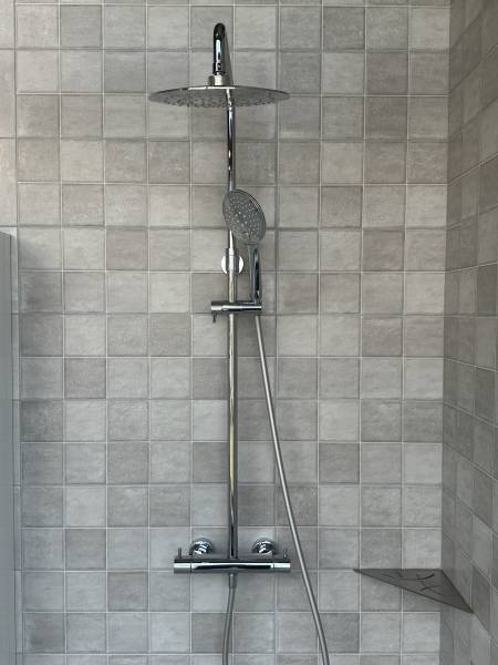 Exposition d'une douche effet pluie avec un esprit industriel et contemporain dans notre magasin à Libourne proche de Castillon-la-Bataille