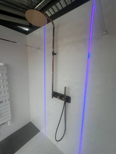 Exposition d'une douche contemporaine avec finitions cuivrées chez Carrelage et Bain de A à Z à Libourne proche d'Izon