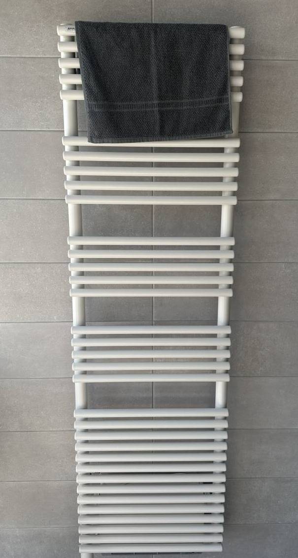 Nouveau chauffage muNouveau chauffage mural électrique avec finition blanc chez Carrelage et Bain de A à Z à Libourne proche de Castillonral électrique avec finition blanc chez Carrelage et Bain de A à Z à Libourne proche de Castillon