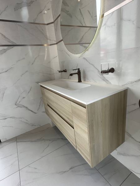 Exposition d'un meuble élégant de 121cm avec vasque intégré dans un style contemporain à Libourne proche de Coutras