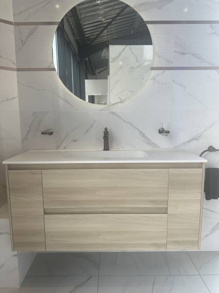 Exposition d'un meuble élégant de 121cm avec vasque intégré dans un style contemporain à Libourne proche de Coutras