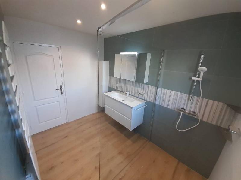 Réalisation d'une Salle d’eau dotée d’une douche à l’italienne avec une ambiance Scandinave à Galgon près de Libourne