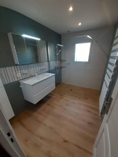 Réalisation d'une Salle d’eau dotée d’une douche à l’italienne avec une ambiance Scandinave à Galgon près de Libourne