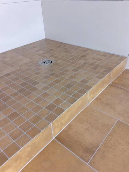 Réalisation d'une Salle d’eau avec douche à l’italienne avec sol en mosaïque à Coutras à proximité de Libourne