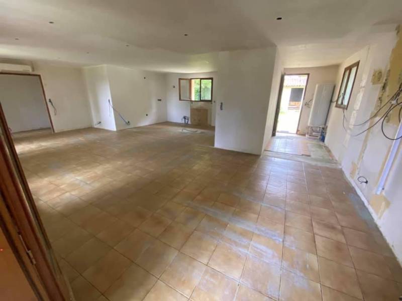 Pose sur ancien carrelage d’un carrelage imitation bois dans une pièce de vie à Izon près de Libourne