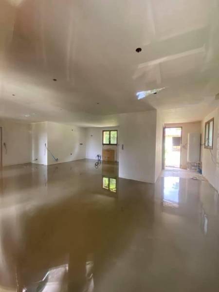 Pose sur ancien carrelage d’un carrelage imitation bois dans une pièce de vie à Izon près de Libourne