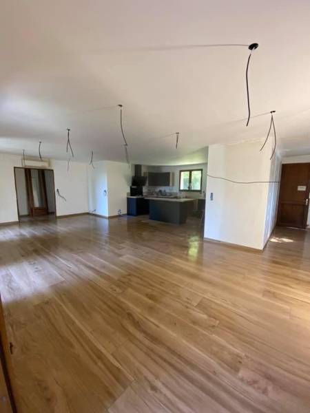 Pose sur ancien carrelage d’un carrelage imitation bois dans une pièce de vie à Izon près de Libourne