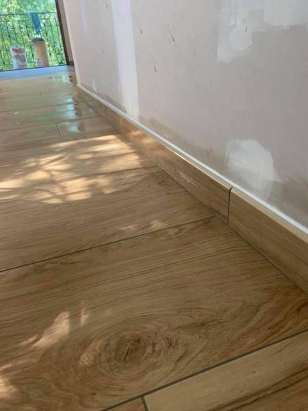 Pose sur ancien carrelage d’un carrelage imitation bois dans une pièce de vie à Izon près de Libourne