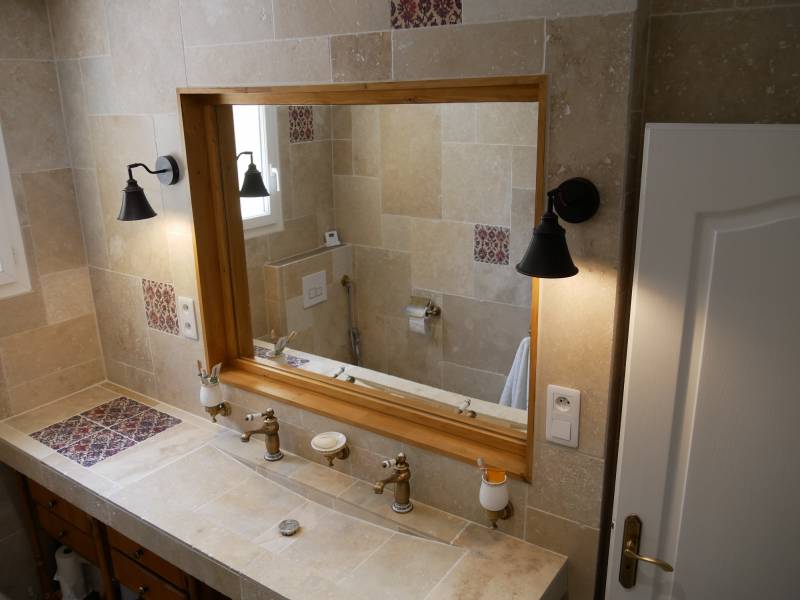Salle de bain en travertin et carrelage imitation bois à Saint denis de pile proche Libourne.