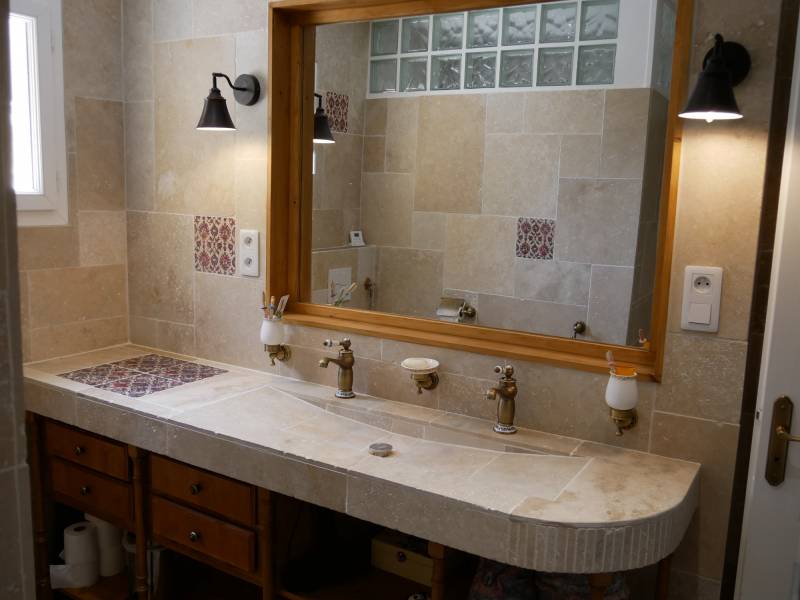Salle de bain en travertin et carrelage imitation bois à Saint denis de pile proche Libourne.