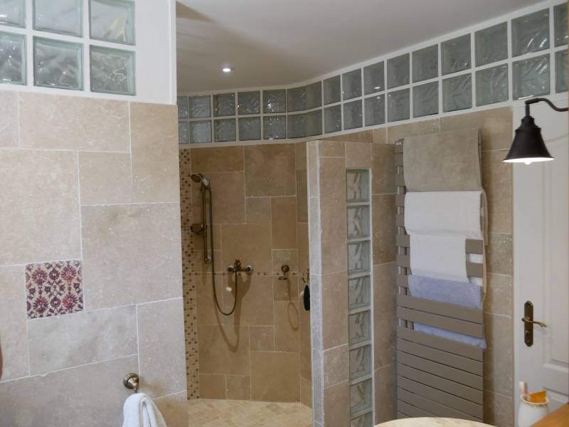 Salle de bain en travertin et carrelage imitation bois à Saint denis de pile proche Libourne.