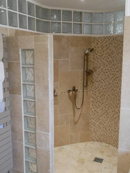 Salle de bain en travertin et carrelage imitation bois à Saint denis de pile proche Libourne.