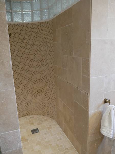 Salle de bain en travertin et carrelage imitation bois à Saint denis de pile proche Libourne.