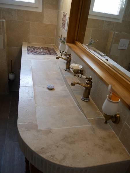 Salle de bain en travertin et carrelage imitation bois à Saint denis de pile proche Libourne.