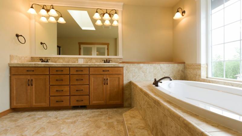 salle de bain avec carreaux travertins à libourne