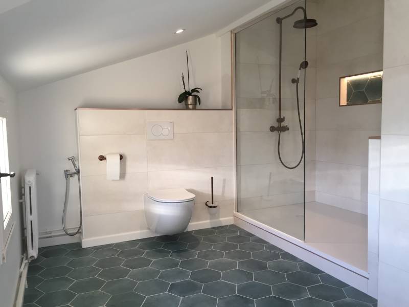 Projet de rénovation d'une Salle d’eau avec receveur de douche dans un style contemporain à Saint-Antoine-Sur-l’Isle à côté de Libourne