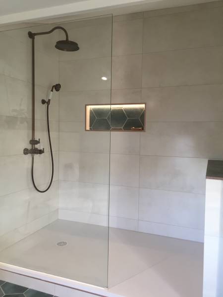 Projet de rénovation d'une Salle d’eau avec receveur de douche dans un style contemporain à Saint-Antoine-Sur-l’Isle à côté de Libourne