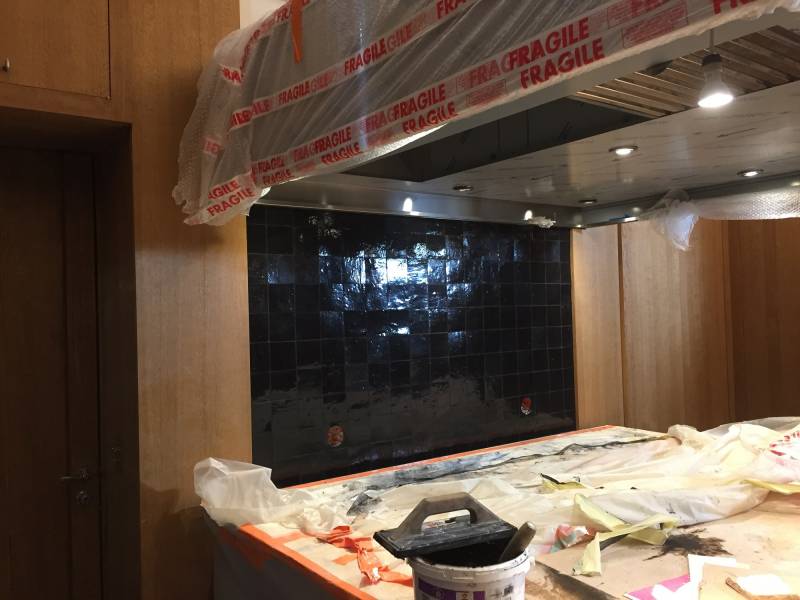 Pose de zellige dans une cuisine à Montpon-Ménestérol